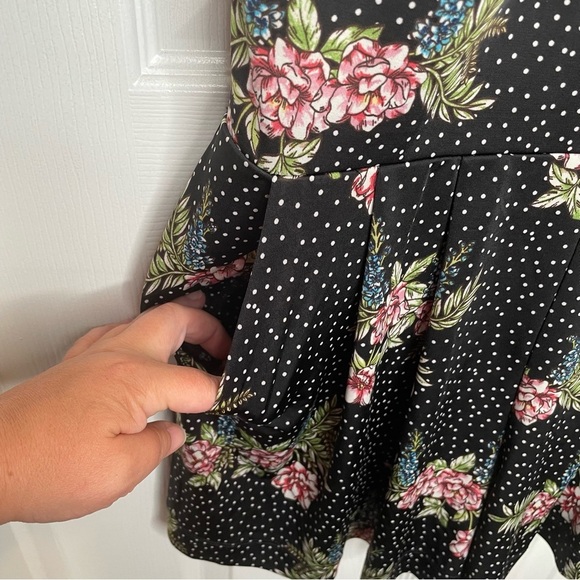 Cabi Runaround Romper Floral Wrap Style M - Picture 8 of 12